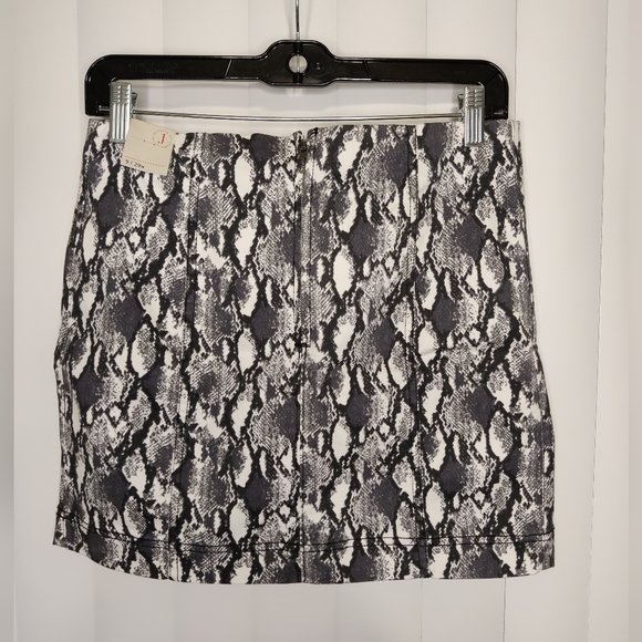 NWT Jolt Black and white snake print miniskirt size 9/29 - Picture 2 of 3